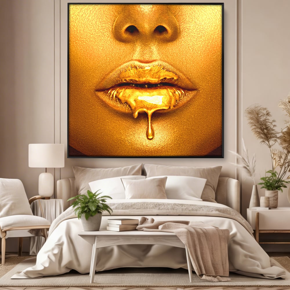 Tablou canvas cu tablou canvas cu buze aurii si luci, in rama de aluminiu negru, pe perete intr-un dormitor